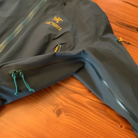 Arc’teryx Alpha AR hardshell hoody, size M, EUC - Picture 6 of 13